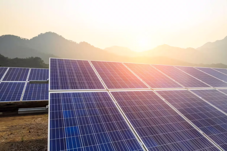 Faber Solartechnik: Experten für Photovoltaik Projektierung & Solarparks Luftaufnahme eines von Faber Solartechnik geplanten Solarparks mit Fokus auf effiziente Photovoltaik Projektierung.